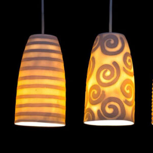 Lampada a sospensione in porcellana schermata Nuria